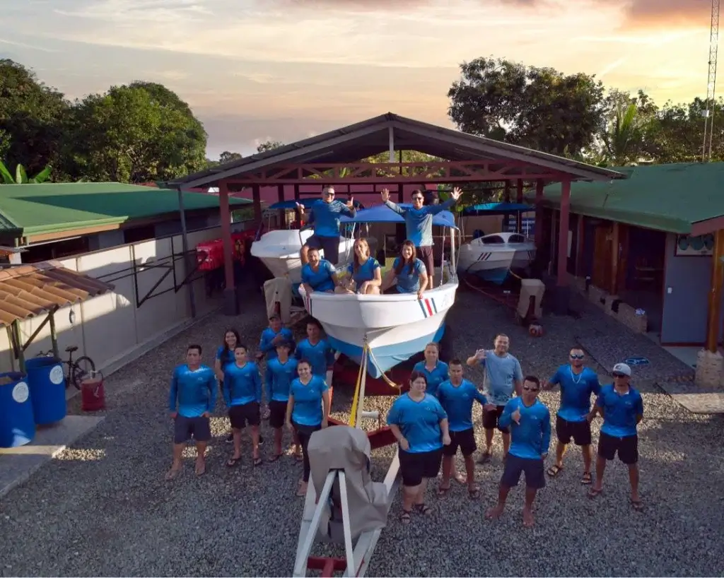 Bahia Aventuras local boat tour guides
